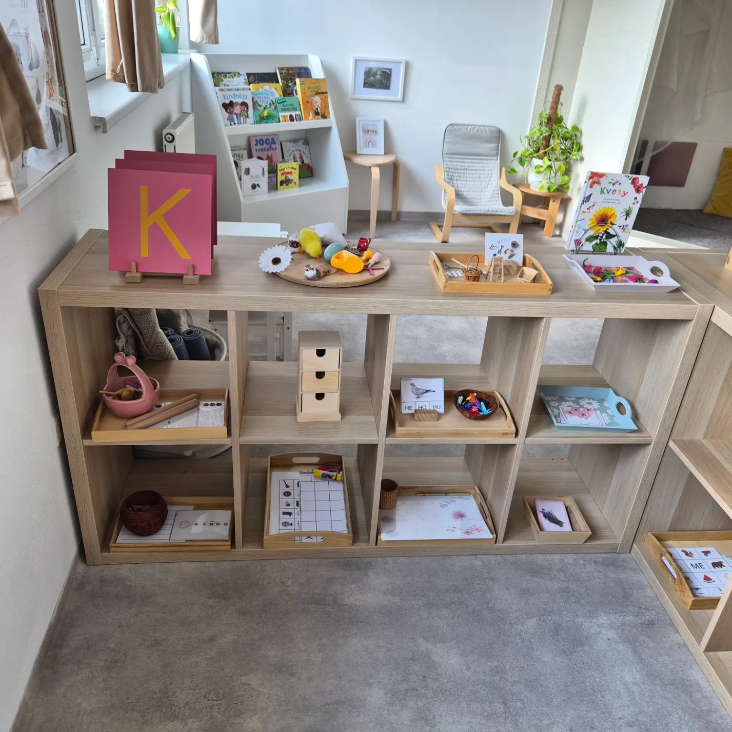 Montessori police s pracovnými aktivitami