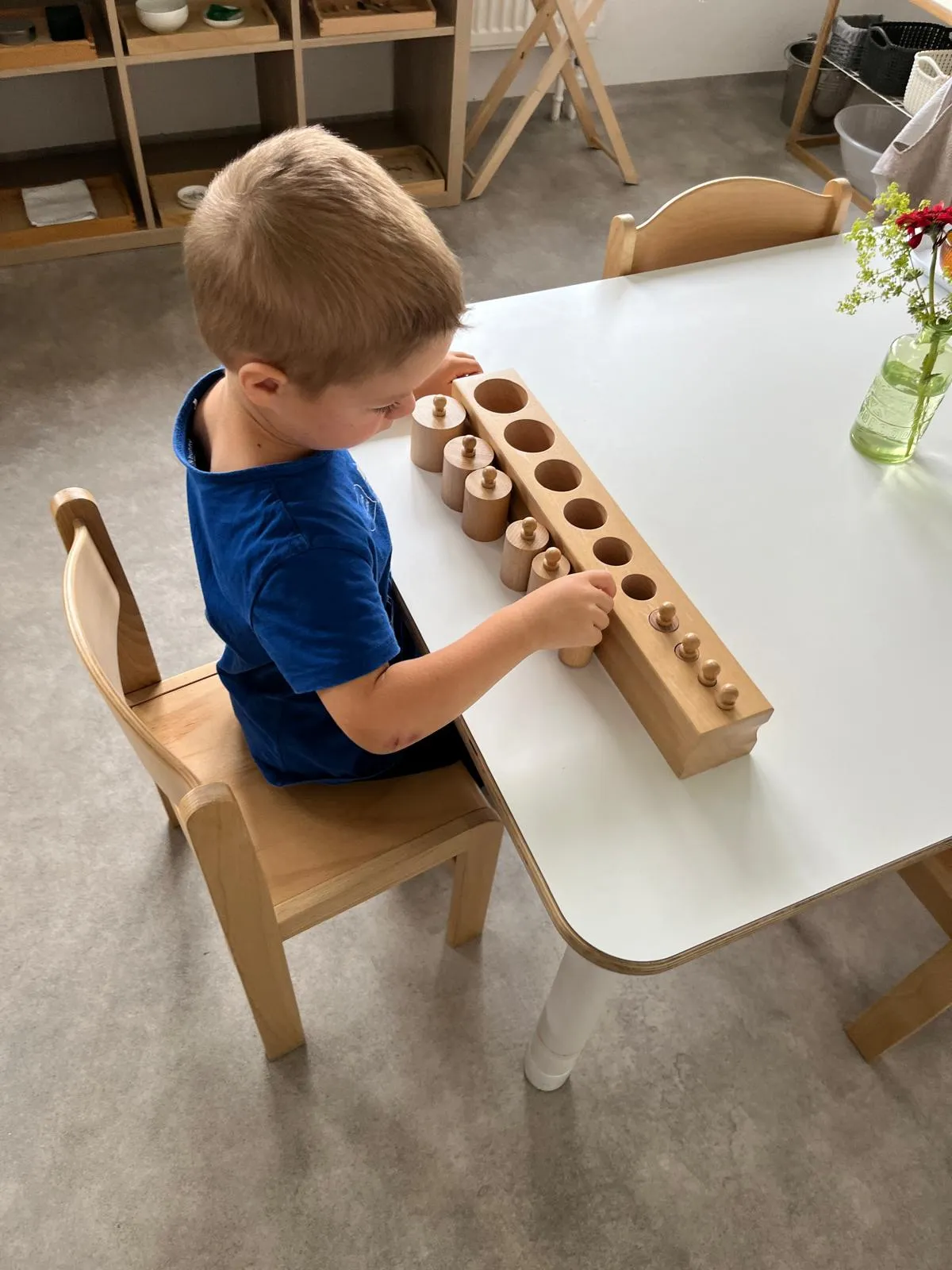 Montessori aktivita — práca s pomôckami v škôlke Little Dreamer