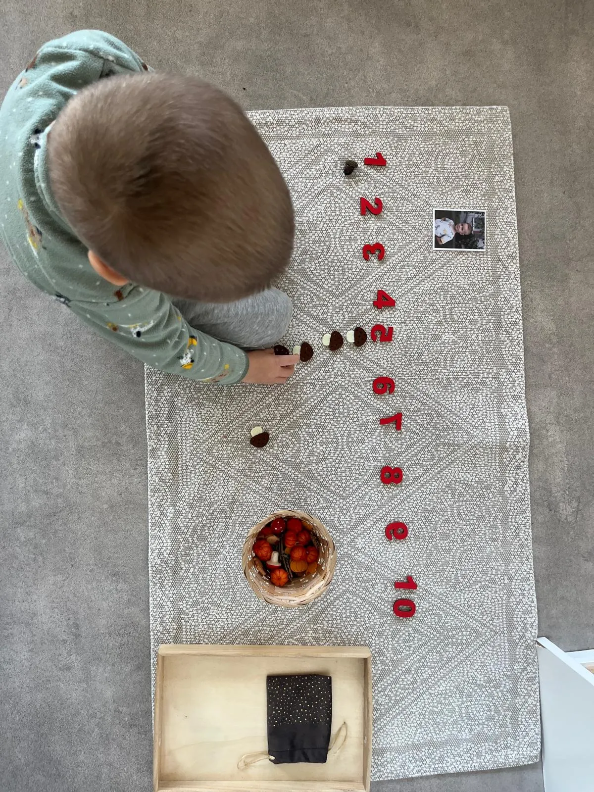 Montessori aktivita — samostatná práca dieťaťa