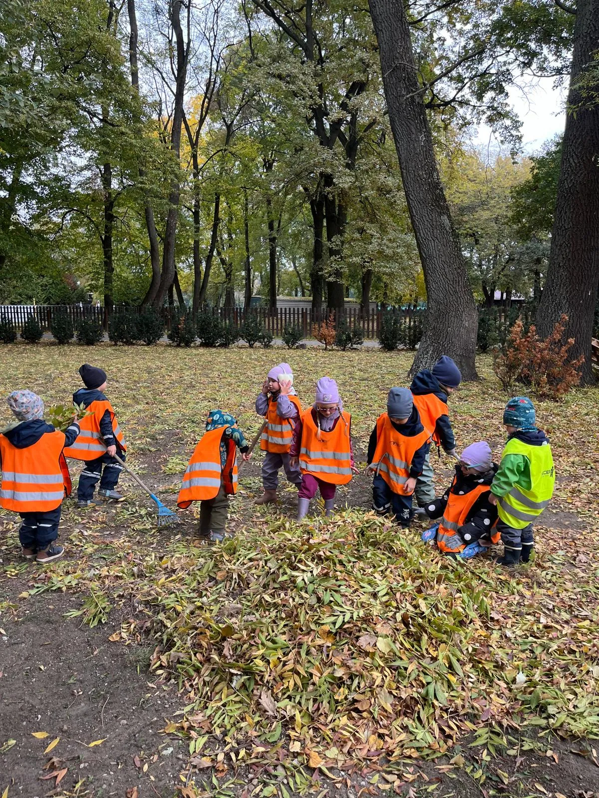 Pobyt vonku — deti na ihrisku Montessori škôlky Little Dreamer